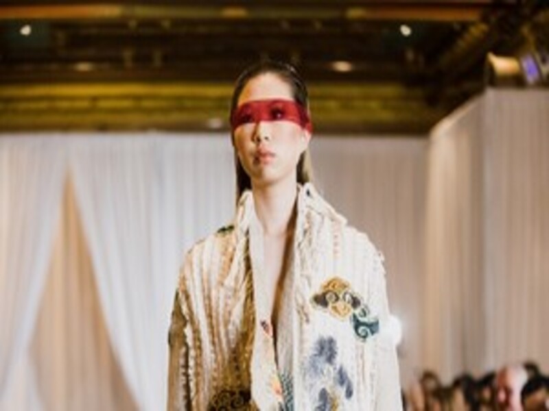 BST tái chế của hai nhà thiết kế Việt Nam gây ấn tượng trên sàn catwalk quốc tế